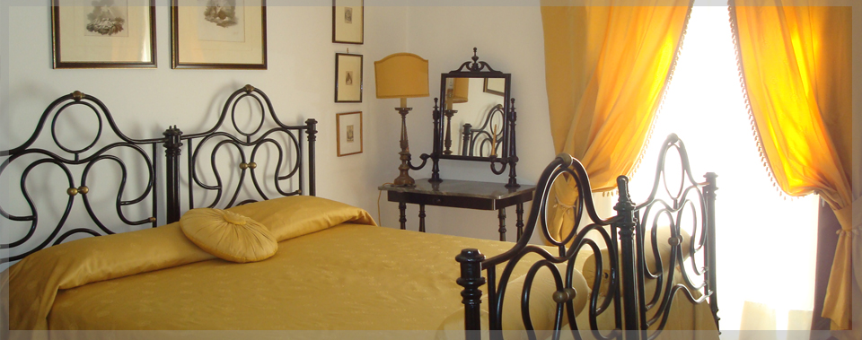 Le stanze arredate con antichi mobili siciliani, tappezzerie ricercate, stampe d'epoca, stucchi plasmati sul posto da mani sapienti, creano un ambiente estremamente raffinato nel rispetto assoluto dello stile barocco siciliano